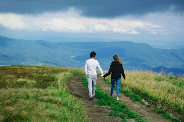 Couple walking on field road — Stock Photo, Image