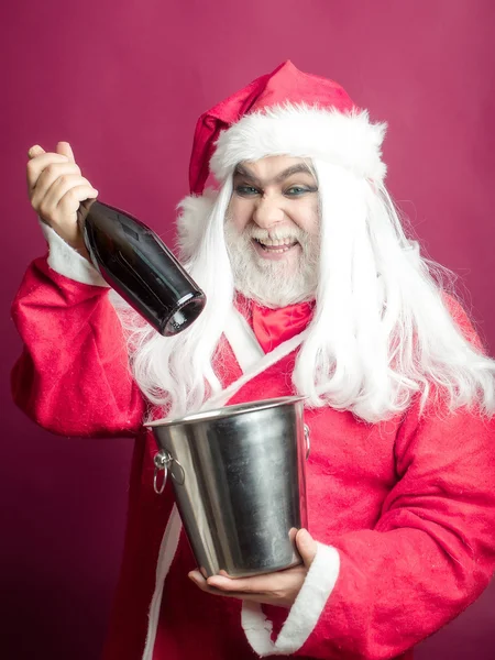 Mosolygó karácsonyi ember a vödör üveg — Stock Fotó