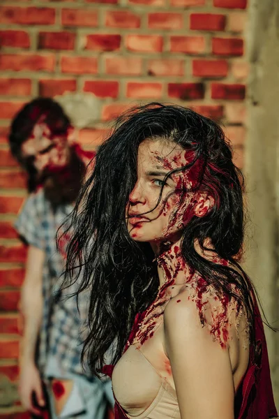 Zombie chica y barbudo hombre — Foto de Stock