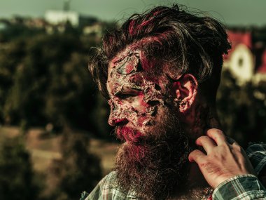 Sakallı zombi adam