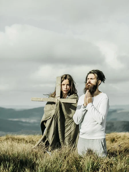 Couple prier sur la prairie — Photo