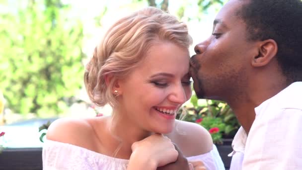 Feliz joven pareja multiétnica sonriendo y besándose — Vídeo de stock