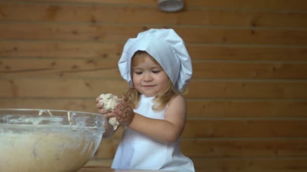 Şirin bebek pasta hamur ile oynarken — Stok video