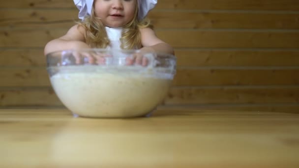 Şirin bebek pasta hamur ile oynarken — Stok video