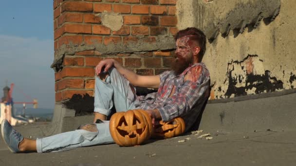 Einsames Monster spielt zu Halloween mit Kürbissen. Zeitlupe — Stockvideo