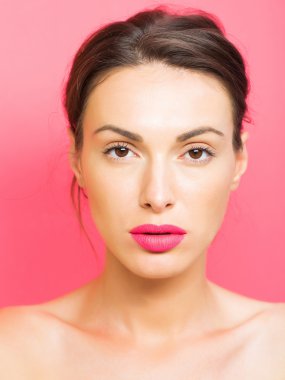 pembe bir arka plan üzerinde güzel bir kız