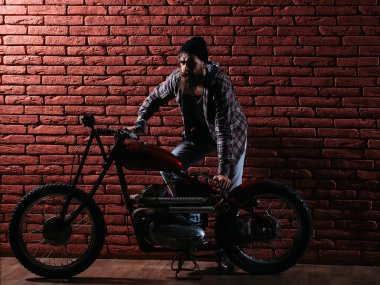 Motosikletli sakallı motorcu.