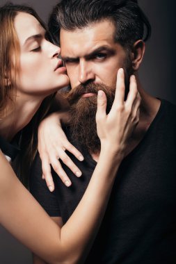 Seksi çift kucaklaşması