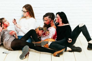 Zombi insanlar Cadılar Bayramı için hazır