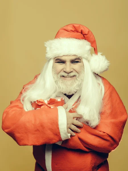 Feliz homem de Natal com presente — Fotografia de Stock