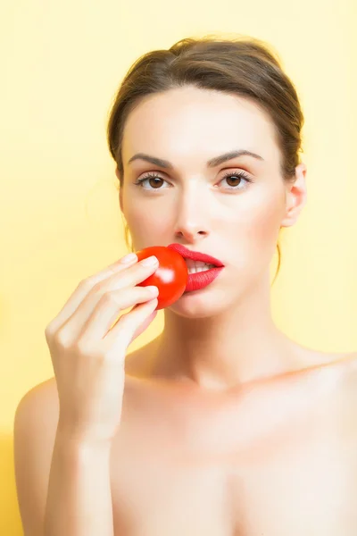 Красивая девушка с красным помидором — стоковое фото