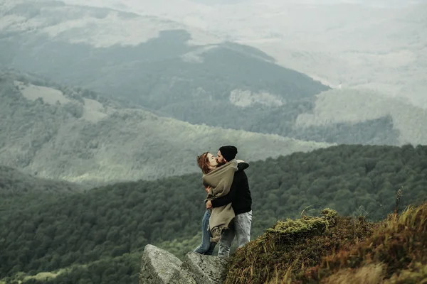 Coppia romantica in cima alla montagna — Foto Stock
