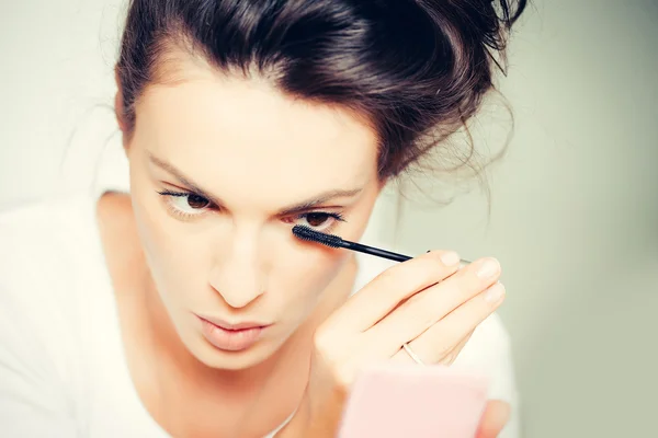 Vrij leuk meisje met mascara — Stockfoto