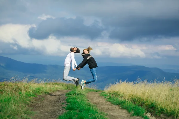 Pareja rebotando en el cielo gris — Foto de Stock