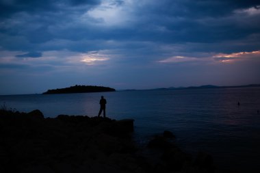 Siluetleri balıkçı ve Adası