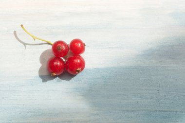 ahşap masa üzerinde kırmızı kuş üzümü