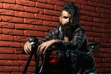 Motosikletli sakallı motorcu.