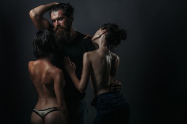 Sakallı adam ve çıplak kadın