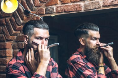 Aynanın yanında jileti olan adam.