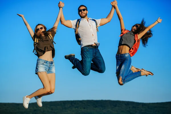 Barbudo hombre guapo con chicas —  Fotos de Stock