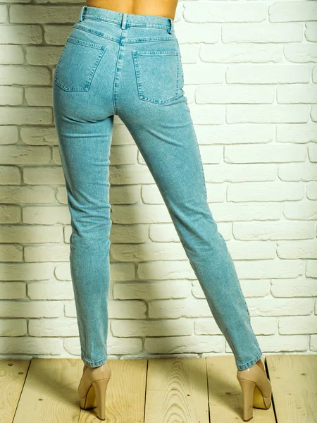 Kaki wanita dengan celana jeans biru — Stok Foto