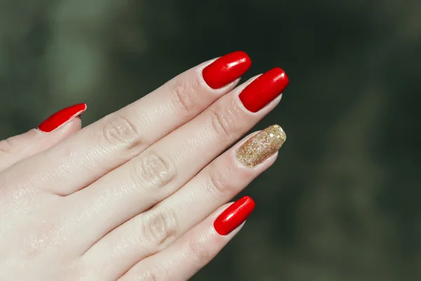 Mão feminina na moda com manicure — Fotografia de Stock