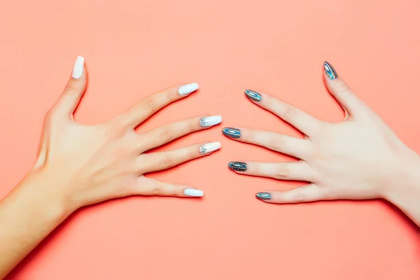 Mani femminili alla moda con manicure — Foto Stock