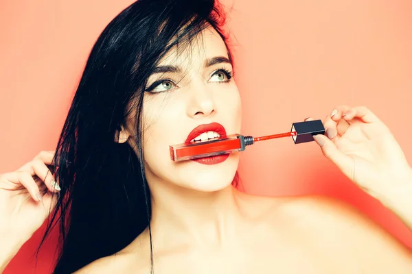 Mujer sexy con lápiz labial rojo — Foto de Stock