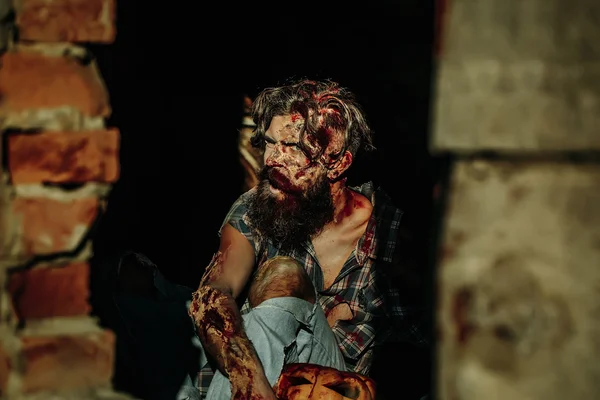 Uomo zombie barbuto con zucca — Foto Stock