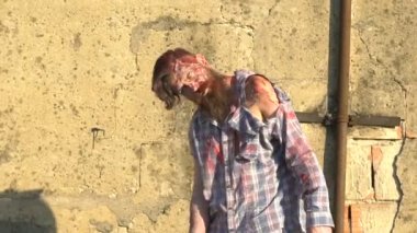 korkunç canavar Halloween kostüm partisi caddede yürür, karnaval düşmek