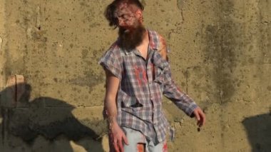 bizim gündoğumu ölüyor Cadılar Bayramı'nda, sokakta yürürken zombi canavar