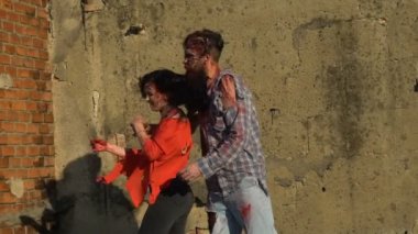 gün batımında iki zombi danstan şehir surları