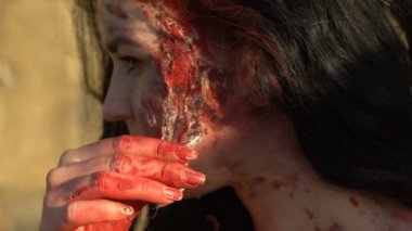 kız yüz zombi makyaj Cadılar Bayramı'nda duvar arka plan üzerinde kaldırır