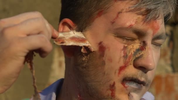 Ranny człowiek usuwa blizny z twarzy na Halloween — Wideo stockowe