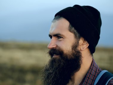 dağ tepe üzerinde sakallı adam