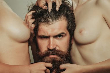 Sakallı adam ve çıplak kadın göğüs