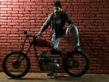 Motosikletli sakallı motorcu.