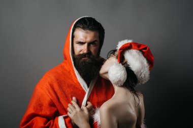 Noel Baba sakallı adam ve güzel kız