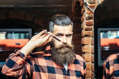 Aynanın yanında jileti olan adam.