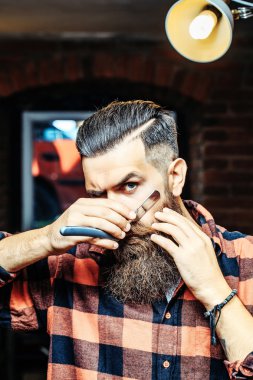 Aynanın yanında jileti olan adam.