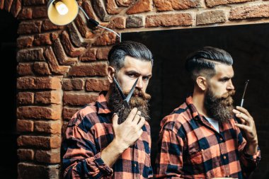 adam ayna yakınındaki makas ile kesme