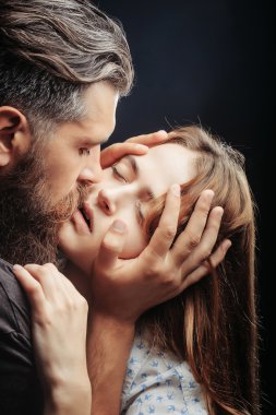 Seksi çift öpücüğü