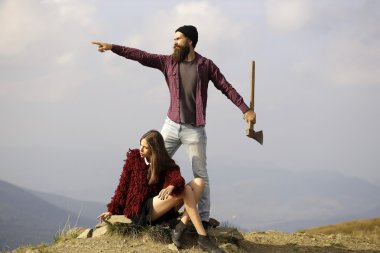 Dağın tepesinde Çift