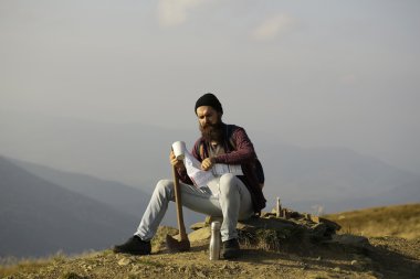 Dağda baltalı sakallı adam