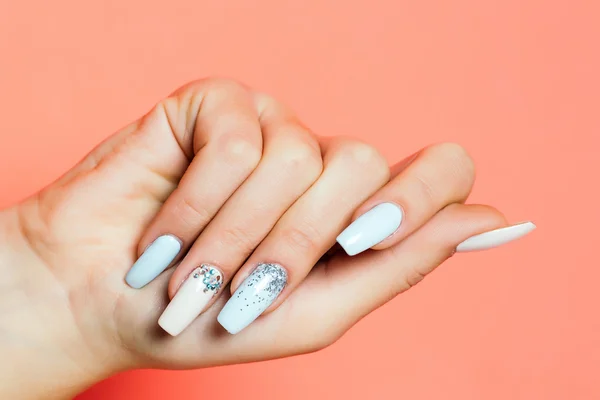 Mano femminile alla moda con manicure — Foto Stock