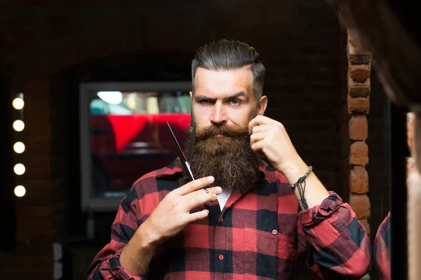 Bearded man with scissors — Stock Photo, Image