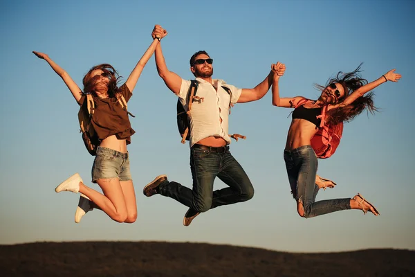 Barbudo hombre guapo con chicas —  Fotos de Stock