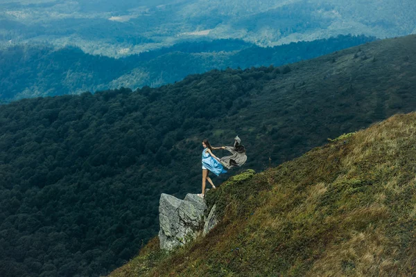 山の斜面にきれいな女の子 — ストック写真