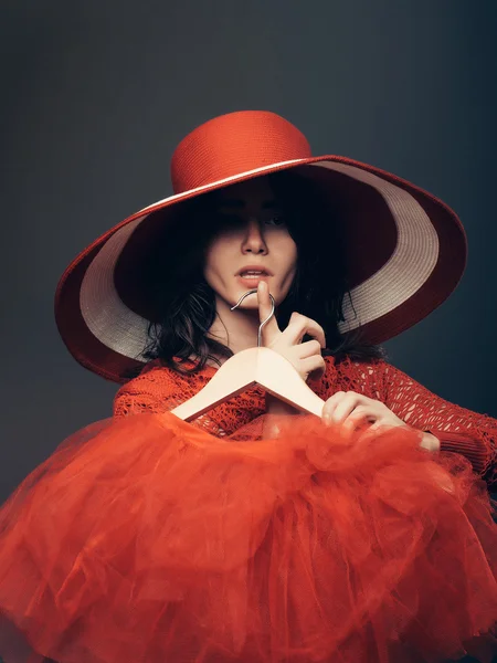 Kırmızı şapkalı güzel kız — Stok fotoğraf