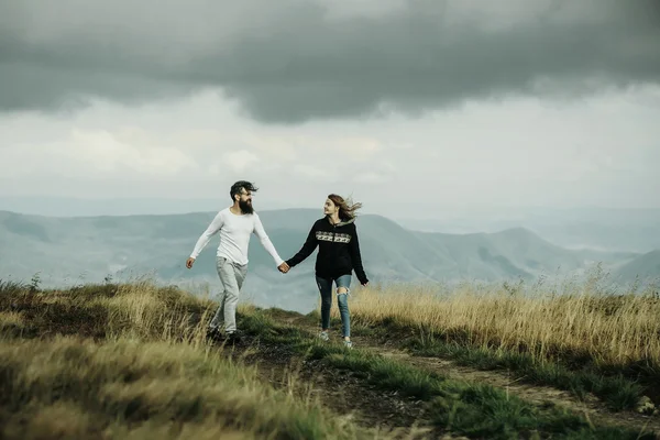 Pareja rebotando en el cielo gris — Foto de Stock